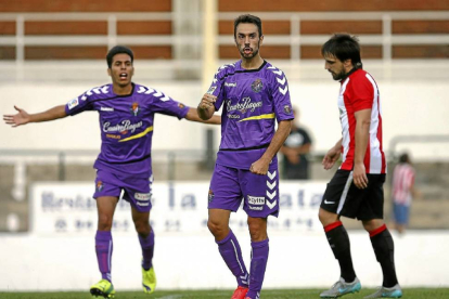 Guzmán, en el centro, entre su compañero Anuar y Beñat, tras marcar frente al Athletic.-Photo-deporte