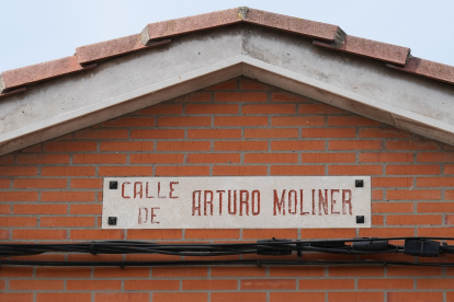 Placa de la calle Arturo Moliner en el barrio San Pedro Regalado.- J.M. LOSTAU