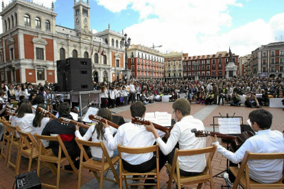 Los alumnos de la Escuela de Música durante un concierto que dieron en la plaza Mayor-Montse Álvarez