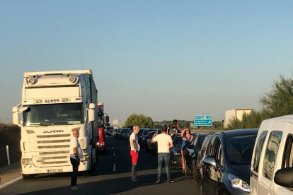 Colisión entre dos camiones y una furgoneta Retenciones en la A-62 en Tordesillas, por la colisión entre dos camiones y una furgoneta.-ICAL