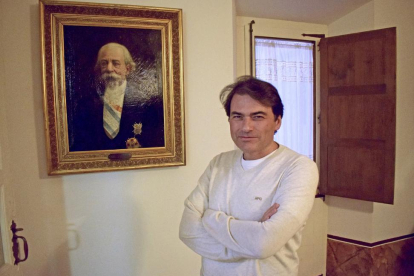 El profesor y escritor Pedro Ojeda, junto a un retrato de José Zorrilla en la Casa-Museo del poeta.-ARGICOMUNICACIÓN