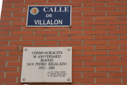Placa conmemorativa de los 50 años del barrio, 1952-2002, en la calle de Villalón en el barrio San Pedro Regalado.- J.M. LOSTAU