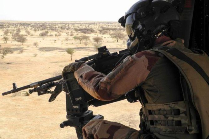 Un soldado francés en un helicóptero en la región del Sahel.-EL PERIÓDICO