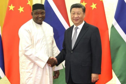 El presidente de Gambia, Adama Barrow estrecha la mano de su homólogo chino, Xi Jinping, durante un encuentro diplomático celebrado en Pekín la pasada semana.-CHINA NEWS SERVICE (LIU ZHEN)