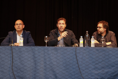 Luis Vélez, Óscar Puente y Álvaro Fernández durante la asamblea con los trabajadores de Auvasa. | PHOTOGENIC
