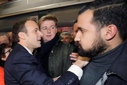 El presidente francés Emmanuel Macron y el ex jefe de la seguridad, Alexandre Benalla en una manifestación el día nacional de Francia.-PHILIPPE WOJAZER (REUTERS)