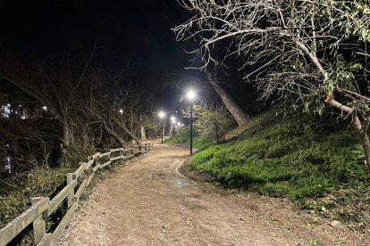 Iluminación del paseo peatonal del Renacimiento, junto a la ribera del Pisurga. E. M.