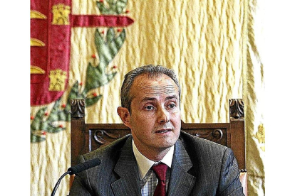 Darío Quiroga en la rueda de prensa en el Ayuntamiento el 29 de mayo de 2014 para exponer su rutilantes planes de vuelos.-ICAL