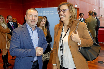 Congreso Somos Castilla y León El presidente de ASAJA, Donaciano Dujo, con Ángeles Armisén (Diputación de Palencia).