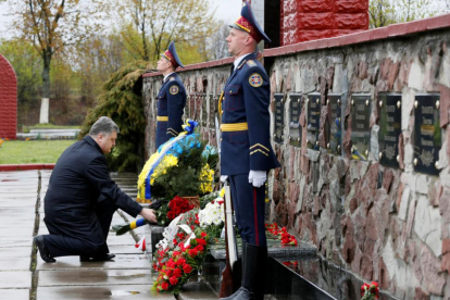 El presidente ucraniano, Petró Poroshenko, deja flores sobre el monumento en honor a los liquidadores de Chernóbil.-REUTERS / VALENTYN OGIRENKO