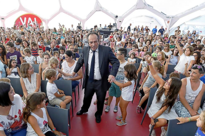 El mago Robert Sirgo saca dos voluntarios durante su espectáculo de magia en la Cúpula del Milenio.-J. M. LOSTAU