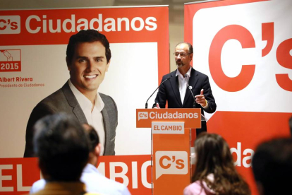 El candidato a la Presidencia de la Junta por Ciudadanos, Luis Fuentes, celebra el acto de cierre de campaña de su partido-Ical