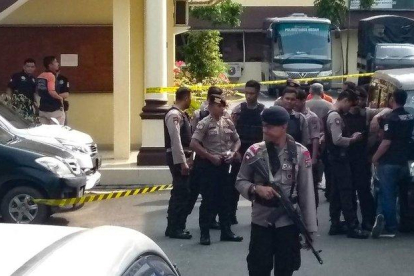La policía indonesia aseguró su cuartel general en Medan, Sumatra Septentrional.-AFP
