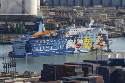 El crucero Moby Dada, uno de los barcos en los que se hospedan los agentes, en el puerto de Barcelona.-JULIO CARBÓ