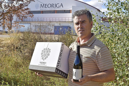 Óscar de la Viuda, responsable  de bodega y viña de Meoriga, frente a la  fachada de la bodega, en Mayorga.-ARGICOMUNICACIÓN