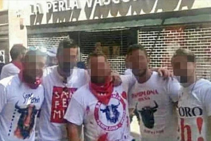 Fotografía de la pandilla de amigos conocida como la Manada, acusados de una violación múltiple que se está juzgando en Pamplona.-
