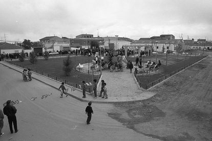 Inauguración de la Plaza de Mayo en el barrio de Las Flores. Año 1990. J. M. LOSTAU