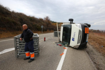 Un camión con mercancías peligrosas sufre un accidente en la N-120 en la localidadd e Toral de los Vados (León).-CÉSAR SÁNCHEZ / ICAL