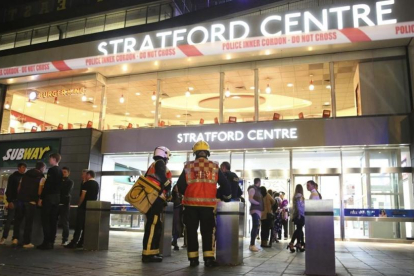 Servicios de emergencia en el centro comercial de Stratford, este sábado.-AP
