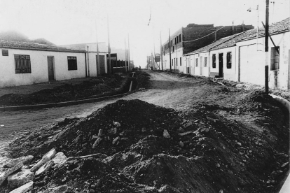Obras de pavimentación en el barrio de Las Flores en 1981. ARCHIVO MUNICIPAL