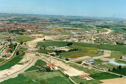 A la izquierda, Pajarillos Altos (Campo de Tiro, Páramo de San Isidro) y a la derecha, barrio de Las Flores con el camino de Hornillos al frente. Año 1993. ARCHIVO MUNICIPAL