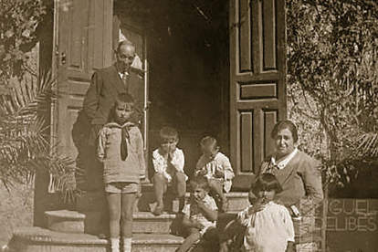 Padres y hermanos mayores de Delibes en el portalón de la casa de verano de Molledo.-E.M.