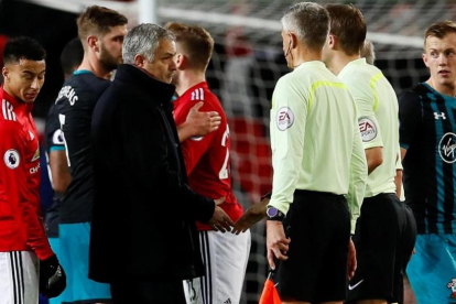 Mourinho se queja al árbitro al final del partido.-REUTERS / JASON CAIRNDUFF