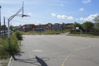 Zona deportiva junto a la calle Azalea. J. M. LOSTAU