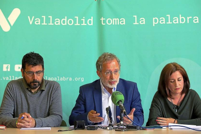 Alberto Bustos, Manuel Saravia y María Sánchez durante su comparecencia.-ICAL