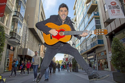 Jaime Valentín. Para este valdestillano, es «vital» estar rodeado de gente. Por eso no dudó ni un segundo en hacerse la foto en plena calle Santiago.-Photogenic