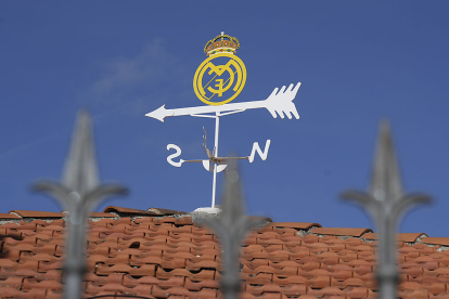 Detalle de una veleta con el escudo del Real Madrid en uno de los tejados de la calle Rosa. J. M. LOSTAU