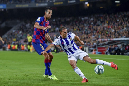 Nacho centra ante el acoso de Busquets durante su último partido de Liga, frente al Barcelona.-D.V.