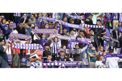 Aficionados del Real Valladolid en un partido de esta temporada con bufandas con el escudo antiguo y el nuevo. / RVCF