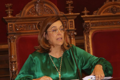 La presidenta de Diputación de Palencia, Ángeles Armisen, interviene tras recibir el nombramiento-ICAL