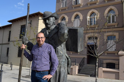 Juan Carlos Pérez, junto a la escultura del peregrino, situada en la Plaza de San Francisco de Astorga, que está delante el albergue de la Asociación de Amigos del Camino de Santiago de Astorga y su Comarca.-ARGI