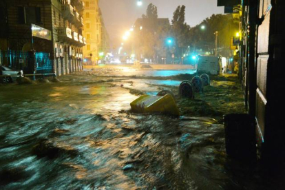 Una de las calles genovesas, inundada por las fuertes lluvias de la noche del jueves.-Foto: EFE / LUCA ZENNARO