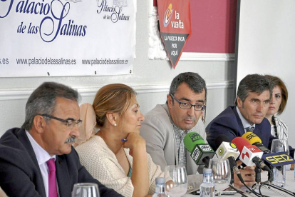 García Sanz, Teresa López, Javier Guillén y Rodríguez Santiago, en el Palacio Balneario de Las Salinas.-Santiago