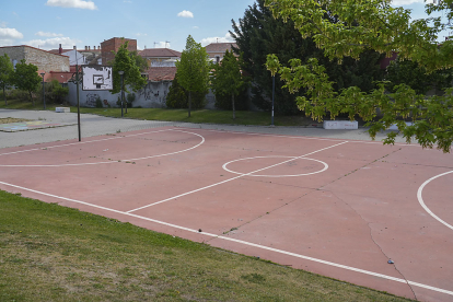 Zona deportiva entre las calles Gardenia y La Flor. J. M. LOSTAU