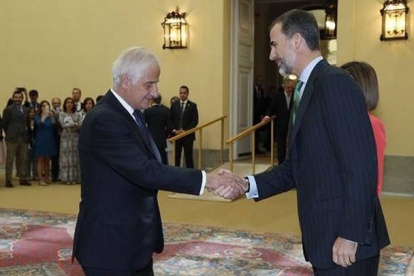 El rey Felipe VI saluda al duque de Híjar, Alfonso Martínez de Irujo, decano de la Diputación de la Grandeza de España, este martes en el palacio del Pardo.-Foto:   TWITTER / @CASAREAL
