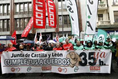 Concentración de los sindicatos de funcionarios ayer frente a la Delegación Territorial de Valladolid. | J.M. LOSTAU