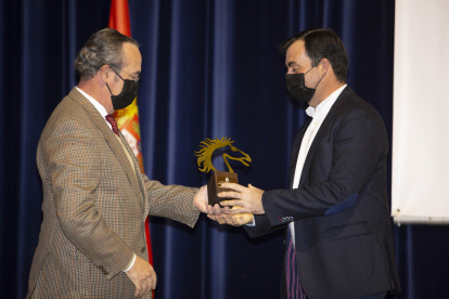 Alfonso Queipo de Llano entrega el trofeo que lleva el nombre de su padre, el prestigioso jinete internacional y primer presidente de la Federación Territorial