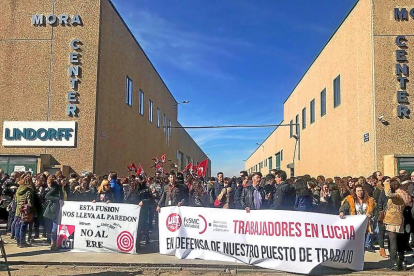 Trabajadores de Lindorff durante una concentración frente a su sede del Polígono de La Mora, en La Cistérniga.-E. M.