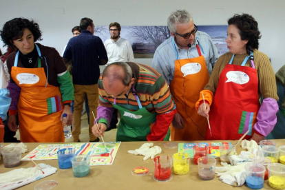 El humorita Leo Harlem y un grupo de participantes en el taller de pintura-Ical