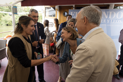 La consejera Rocío Lucas saluda a la vicerrectora Carmen Vaquero. / PHOTOGENIC