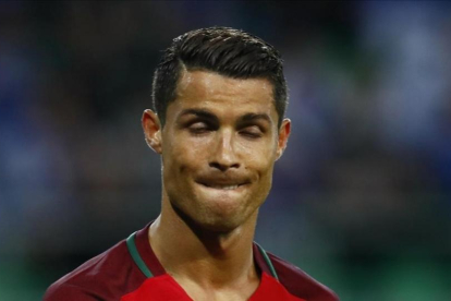 Ronaldo abandona abatido el campo tras el empate con Islandia.-REUTERS / JASON CAIMDUFF