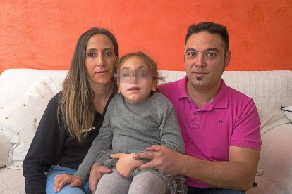 Los padres con la pequeña Iara, de siete años, que reclama continuar con el tratamiento.-M. A. SANTOS (PHOTOGENIC)