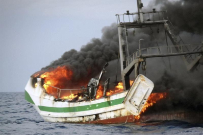 Fotografía facilitada por Salvamento Marítimo del barco pesquero Pastor Carrillo en llamas del que han sido rescatados tres miembros de su tripulación tras registrarse el incendio cuando navegaba a 5 millas al sur de Almería.-EFE