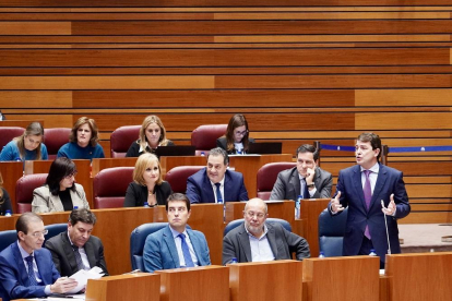 El presidente de la Junta, Alfonso Fernández Mañueco interviene en el Pleno de las Cortes.-ICAL