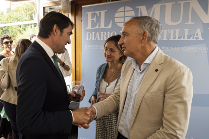 Juan Carlos Suárez Quiñones saluda al rector de la UVa Antonio Largo, junto a la vicerrectora Carmen Vaquero. / PHOTOGENIC