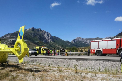 Heridos los dos ocupantes de un turismo que se salió de la vía en la AP-66 en Sena de Luna (León)-ICAL